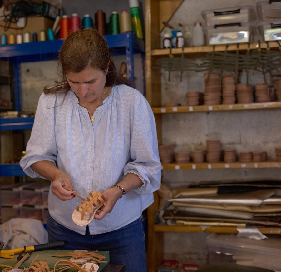 Anne au travail dans son atelier de Saint-Paul-Trois-Châteaux
