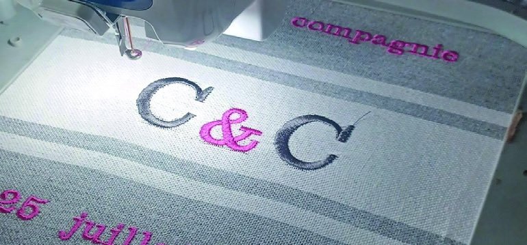 Broderie d'initiales en cours sur une fouta, à l'atelier