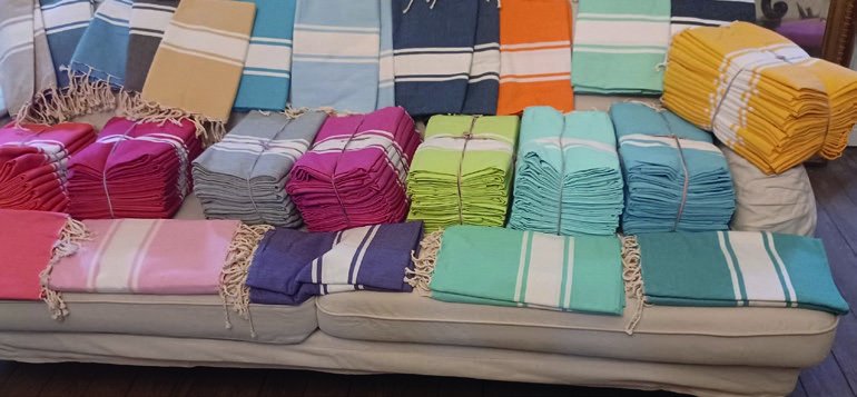 Piles de foutas de toutes les couleurs