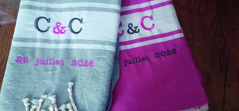 Deux foutas brodées des initiales C&C et de la date d'un mariage