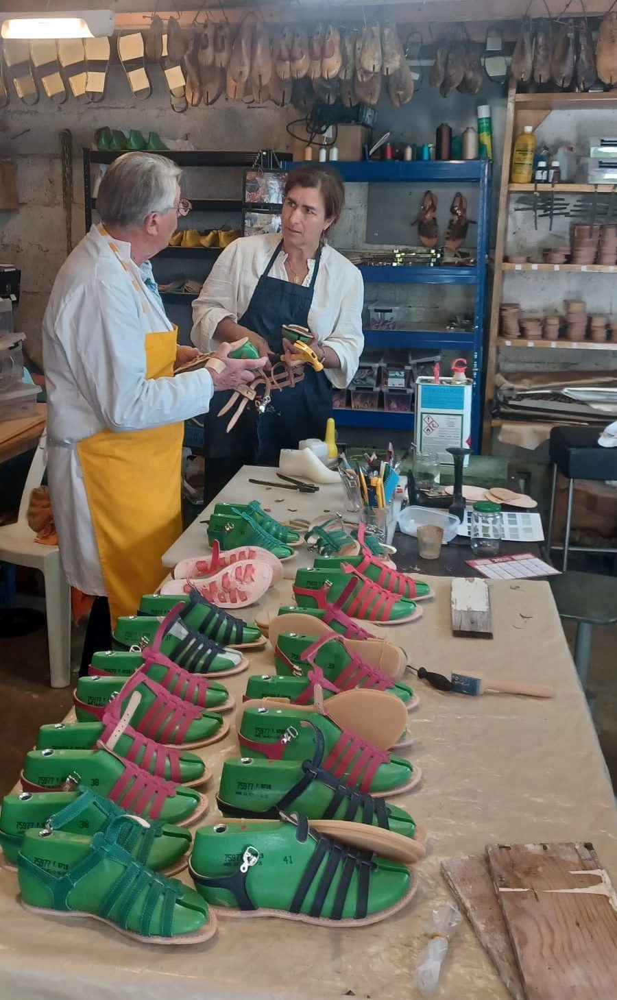 Jean-Claude transmettant son savoir-faire à Anne dans l'atelier