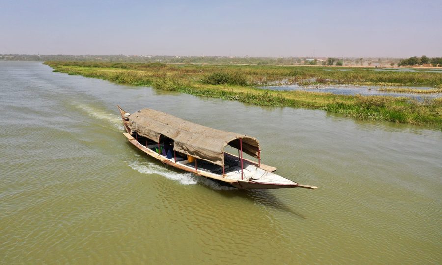 Pirogue sur le fleuve Niger
