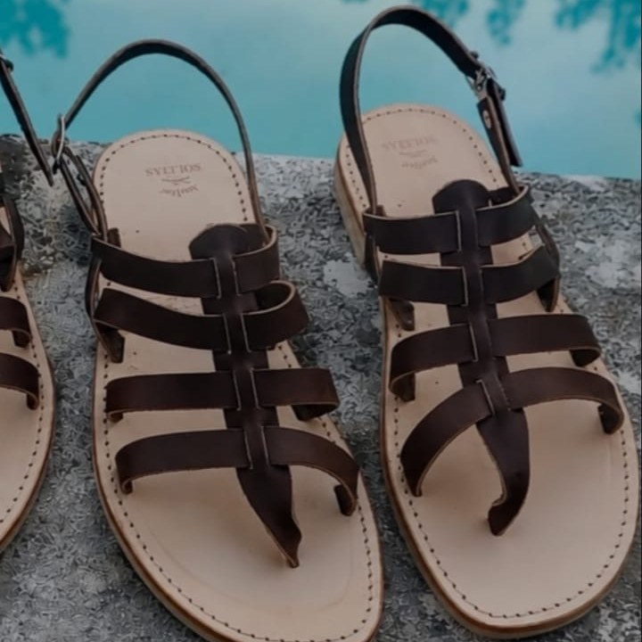 Sandales homme Roussas en cuir gras marron, à entre-doigt et brides